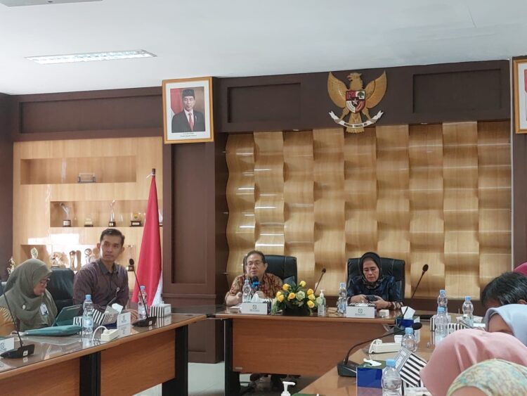 Teks Foto: Deputi Direksi BPJS Kesehatan Wilayah II, Eddy Sulistijanto dan Kepala Dinas Kesehatan Sumbar, Lilla Yanwar, pada Konferensi Pers Percepatan Universal Health Coverage (UHC) Sumatra Barat Jumat (26/4).Ist