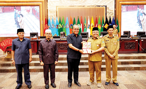 Menyerahkan--Ketua DPRD Sumbar, Supardi menyerahkan hasil elaksanaan reses anggota DPRD Provinsi Sumatera Barat Masa Persidangan Kedua Tahun 2023/2024 kepada Gubernur Sumbar melalui Sekda Provinsi Sumbar.