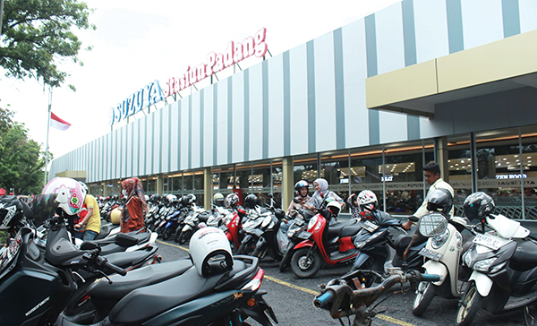 Anggota DPRD Sebut Suzuya Stasiun Padang Belum Miliki Izin, Budi S: Jangan Hanya Berani Tindak PKL Saja! 1 DIPADATI KENDARAAN— Baru beroperasi pekan lalu, Suzuya Stasiun Padang di Simpang Haru, telah menjadi alternatif baru bagi warga Kota Padang yang ingin berbelanja kebutuhan Lebaran. Selasa (2/4) sore, areal parkir terlihat sudah dipenuhi kendaraan.