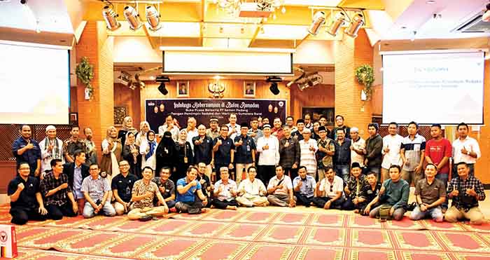 BUKA BERSAMA— Direktur Utama Indrieffouny Indra beserta jajaran direksi, Komisaris Khairul Jasmi yang juga tokoh pers di Sumbar serta Staf Pimpinan PT Semen Padang, berfoto bersama dengan pemred dan wartawan, saat kegiatan buka bersama di Wisma Indarung, Rabu (3/4).