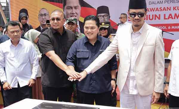 Menteri BUMN Erick Thohir bersama Anggota DPR RI Andre Rosiade dan Wako Bukittinggi Erman Safar saat meresmikan Stasiun Lambuang yang berlokasi di bekas Stasiun 
Kereta Api Bukittinggi.