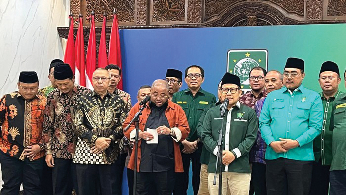 PERTEMUAN— Elite PKB dan PKS usai pertemuan di kantor DPP PKB, Kamis (25/4) malam.