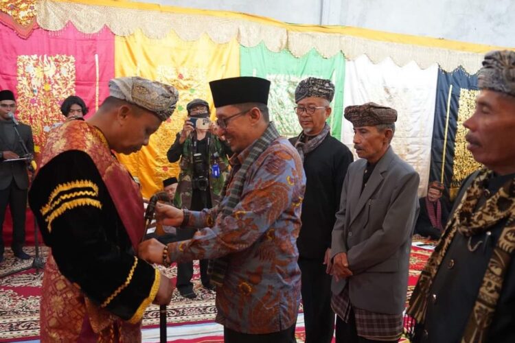 17 Datuak Kanagarian Sungai Jambu Dilewakan 1 PASANGKAN—Bupati Eka Putra pasangkan keris oada salah seorang datuk yang nobatkan.