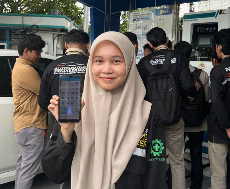 Serbu SPKLU PLN, Puluhan Mahasiswa UNP Mulai Melek EV 1 melakukan observasi --Salah satu mahaiswa UNP yang ikut melakukan observasi terkait ekosistem kendaraan listrik atau electric vehicle (EV) dan meninjau langsung fasilitas charging kendaraan listrik yang berada di halaman muka kantor PLN..