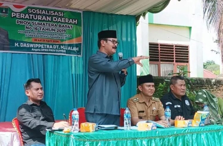 SOSIALISASI PERDA--Aanggota DPRD Provinsi Sumatera Barat,  Daswippetra,  Sosialisasi Peraturan Daerah Nomor 16 Tahun 2019 Tentang Pemberdayaan dan Perlindungan Koperasi dan Usaha Kecil  di Kelurahan Tanah Garam, Kota Solok.