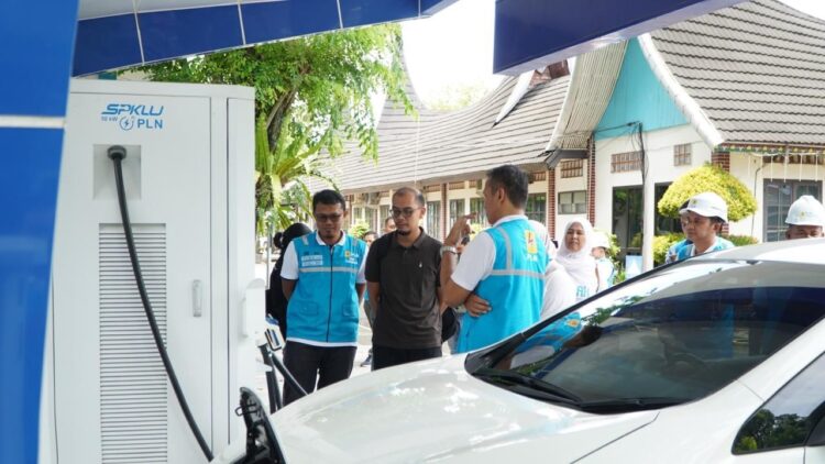 POSKO SIAGA--PT PLN (Persero) Unit Induk Distribusi (UID) Sumatera Barat selama masa siaga Idul Fitri 1445 H  menyiapkan 5 posko siaga mudik Lebaran dan 7 Stasiun Pengisian Kendaraan Listrik Umum (SPKLU) di beberapa Kota/Kabupaten Provinsi Sumatera Barat.