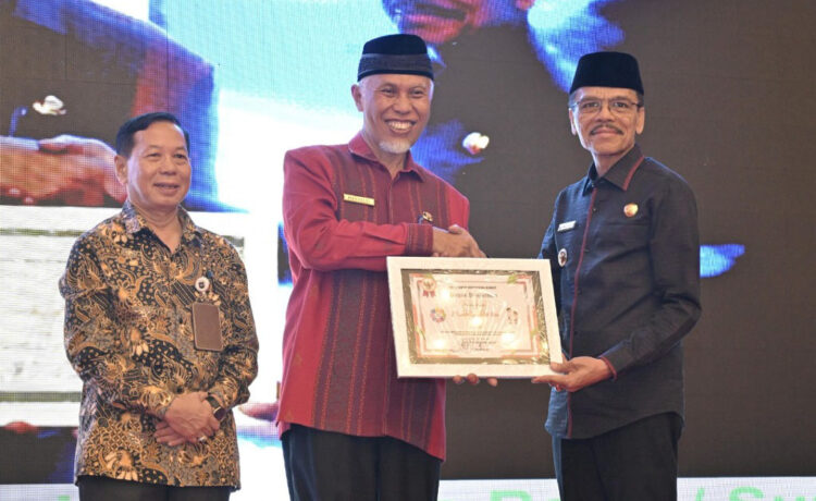 Penilaian Kinerja Aksi Konvergensi Penurunan Stunting, Kabupaten 50 Kota Raih Penghargaan Terbaik I Tingkat Provinsi Sumbar 1 SERAHKAN PENGHARGAAN— Gubernur Sumbar Mahyeldi Ansharullah, menyerahkan penghargaan kepada Bupati Lima Puluh Kota
H. Safaruddin Dt. Bandaro Rajo.