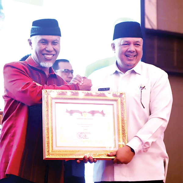 Wali Kota Solok Zul Elfian menerima penghargaan PPD 2024.