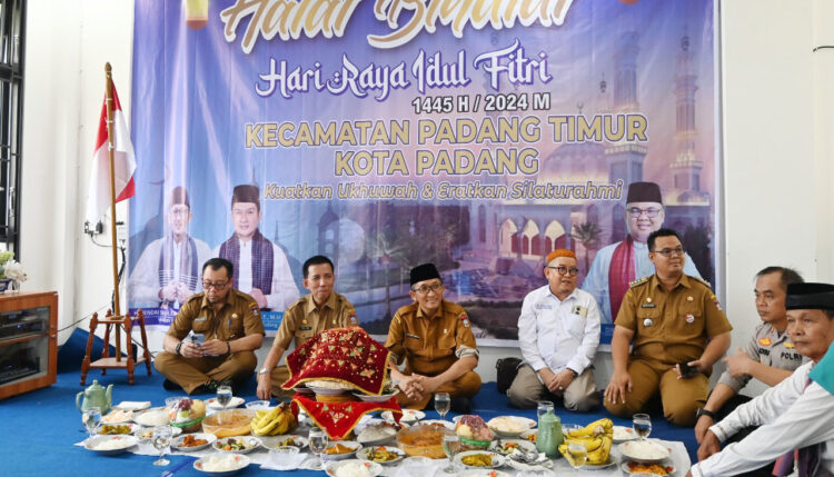 Halal Bihalal di Kantor Camat Padang Timur, Wako Hendri Septa Resmikan ‘Si Rancak’ 1 HALAL BIHALAL— Walikota Padang Hendri Septa menghadiri acara halal bihalal bersama seluruh staf Kecamatan Padang Timur, Senin (22/4).