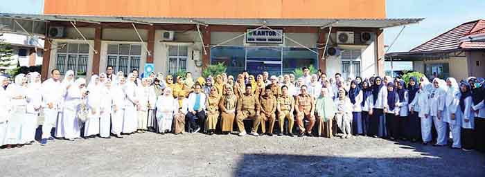 BUPATI Suhatri Bur, Wabup Rahmang bersama jajaran RSUD Padangpariaman berfoto bersama usai apel pagi dan acara halal bi halal.