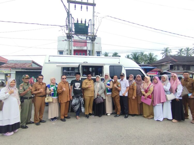 FOTO BERSAMA— Bupati Padangpariaman Suhatri Bur foto bersama dengan tim Dinas Kesehatan Kabupaten Padangpariaman dan Balai Besar POM  Padang usai melakukan pengawasan di sejumlah pasar pabukoan.