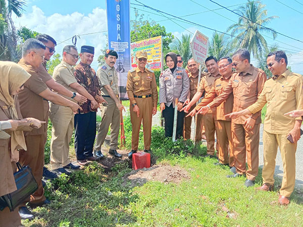 PELETAKAN BASILNE— Bupati Limapuluh Kota Safaruddin saat peletakan baseline batas wilayah KTP yang terhenti sejak tahun 1995/1996