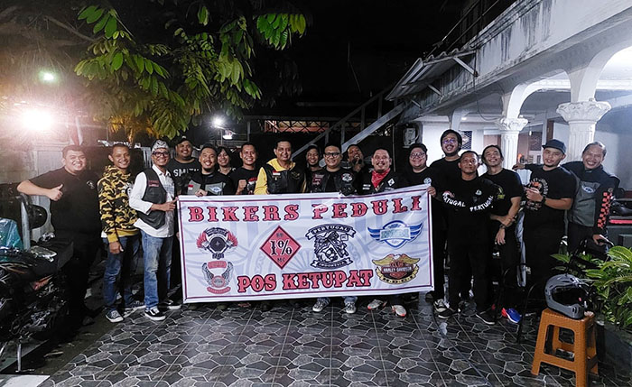 Komunitas Motor Besar di Sumbar Bagi-bagi Sembako kepada Petugas Posko Pengamanan Mudik Lebaran 1 Sejumlah komunitas motor besar (motor gede) di Provinsi Sumbar di bawah naungan Pertugal menggelar kegiatan bakti sosial di bulan Ramadan berupa bagi-bagi sembako di posko-posko pengamanan mudik lebaran, Sabtu malam (6/4). Foto: Juliandra