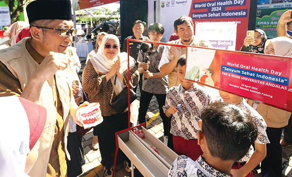 Menuju Indonesia Bebas Karies 2030, Pemko, FKG-RSGM Unand dan Pepsodent Ajak 125.000 Siswa Sikat Gigi Bersama 1 SIKAT GIGI BERSAMA— Kegiatan sikat gigi bersama seluruh siswa SDN dan SMPN Kota Padang yang disaksikan langsung oleh Wali Kota Padang Hendri Septa, berpusat di Sekolah Adabiah, Kota Padang, Selasa (23/4).