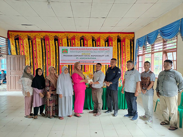 325 Paket Sembako Lebaran Digulirkan PT Agrowiratama 1 SERAHKAN PAKET LEBARAN—Humas PT. Agrowiratama Lelo Ritonga, serahkan bantuan paket sembako Lebaran secara simbolis kepada masyarakat.