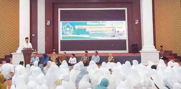MANASIK HAJI— Walikota Bukittinggi Erman Safar membuka secara resmi kegiatan manasik haji gabungan sebanyak 329 orang calon haji Kota Bukittinggi tahun 2024 di Balairung Rumah Dinas Walikota , Kamis (18/4).