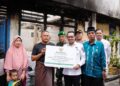 Bupati Eka Putra Serahkan Bantuan Baznas untuk Korban Kebakaran 11 Bupati Eka Putra Serahkan Bantuan Baznas untuk Korban Kebakaran