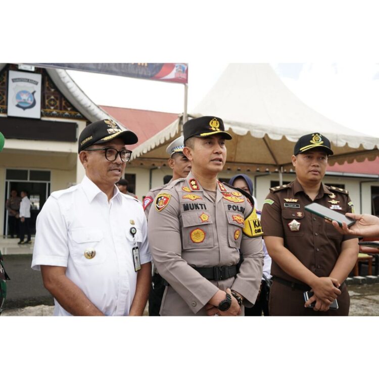 Apel Pasukan Operasi Ketupat 2024, Polres Solsel Siapkan Skema Rekayasa Lalin 1 JELASKAN— Kapolres Solok Selatan AKPB Arief Mukti didampingi Bupati Solok Selatan H. Khairunas, memberikan penjelasan kepada terkait kesiapan arus mudik Lebaran 1445 Hijriah, Rabu (3/4).