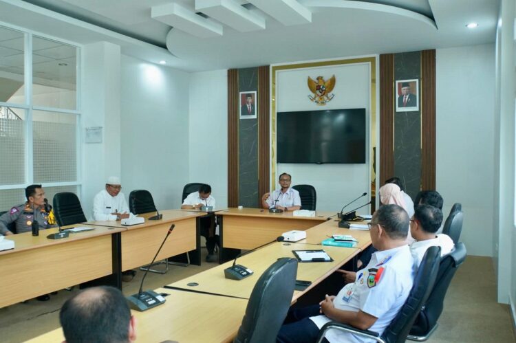 PERSIAPAN MALAM TAKBIRAN— Pj Sekdako Winarno, memimpin rapat persiapan Takbiran Keliling, Kamis (4/4) di Ruang VIP Balai Kota.