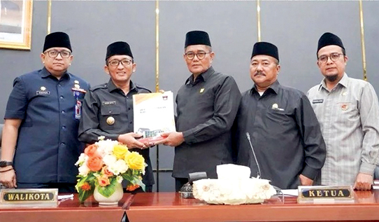 Rapat Paripurna DPRD Kota Padang, Fraksi-Fraksi Sampaikan Pendapat Akhir Terhadap LKPJ Wali Kota Padang Tahun 2023 1 MENERIMA--Wali Kota Padang Hendri Septa menerima Pendapat Akhir Fraksi-fraksi terhadap Laporan Keterangan Pertanggungjawaban (LKPJ) Wali Kota Padang Tahun 2023 dari Ketua DPRD Kota Padang Syafrial Kani.
