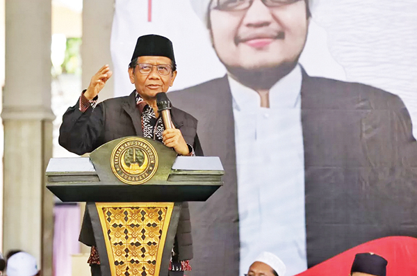 HALAQAH KEBANGSAAN— Calon wakil presiden (cawapres) nomor urut 3 Mahfud MD menghadiri Halaqah Kebangsaan di Pondok Pesantren Abu Syamsuddin, Kelurahan Simolawang, Kecamatan Simokerto, Surabaya, Jatim, Kamis (8/2).