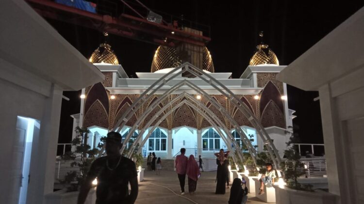 Telan Anggaran Rp27,5 M, Masjid Terapung Samudera Ilahi Carocok Painan Ramai Dikunjungi 1 62b3ee7b 9822 405e a1d4 df27b114e009