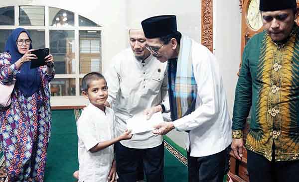 Bupati Limapuluh Kota Safaruddin Dt Bandaro Rajo memberikan hadiah berupa buku kepada anak-anak yang ikut shalat tarawih di masjid, dalam kunjungan Tim Safari Ramadhan Pemkab Limapuluh Kota.