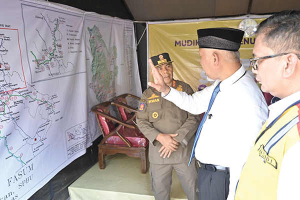 KUNJUNGI POSKO TERPADU LEBARAN— Gubernur Mahyeldi Ansharullah, bersama jajaran Instansi Vertikal memantau arus transportasi di Posko Terpadu Lebaran Kelok Sembilan dan Posko Tanjung Pati, Kabupaten Lima Puluh Kota, Sabtu (13/4).