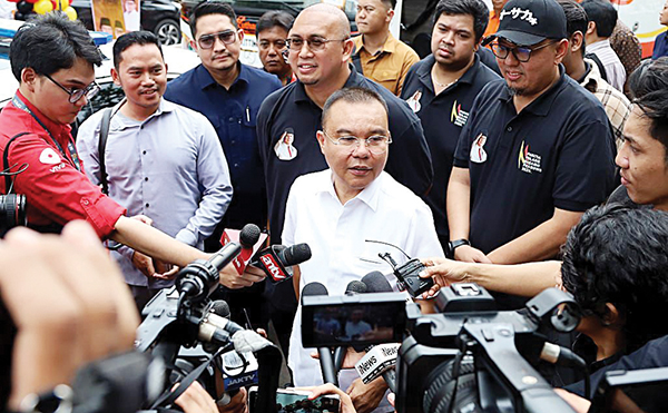 KETERANGAN PERS— Wakil Ketua DPR RI, Sufmi Dasco Ahmad, didamping anggota DPR RI asal Sumbar, Andre Rosiade, menyampaikan ucapan terima kasih kepada para pihak yang membantu suksesnya pelaksanaan mudik ‘Pulang Basamo 2024’.