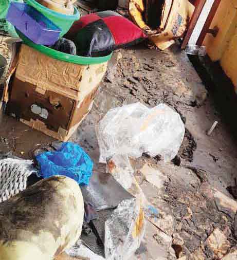 PEMBERSIHAN RUMAH— Petugas BPBD Kota Bukittinggi melakukan pembersihan rumah warga dari genangan air akibat banjir yang terjadi pada Selasa (1/4) malam lalu.