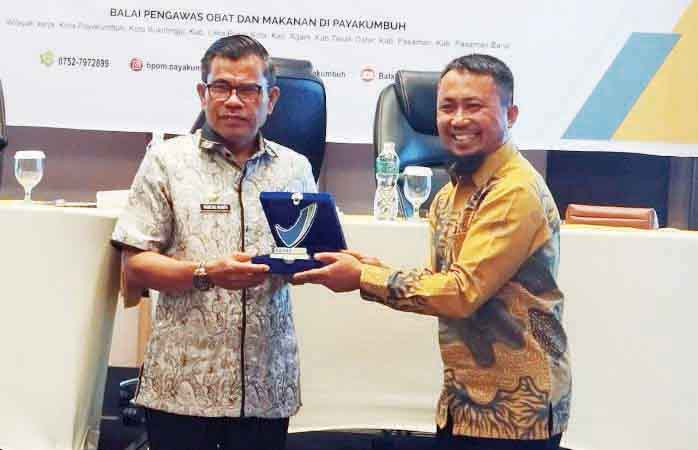 BPOM Gelar Advokasi Pangan Aman dengan Pemkot Bukittinggi 1 TERIMA CINDERAMATA— Sekda Kota Bukittinggi, Martias Wanto menerima cinderamata dari Kepala Balai POM di Payakumbuh, Iswadi,usai menggelar advokasi pangan aman, Kamis
(18/2).