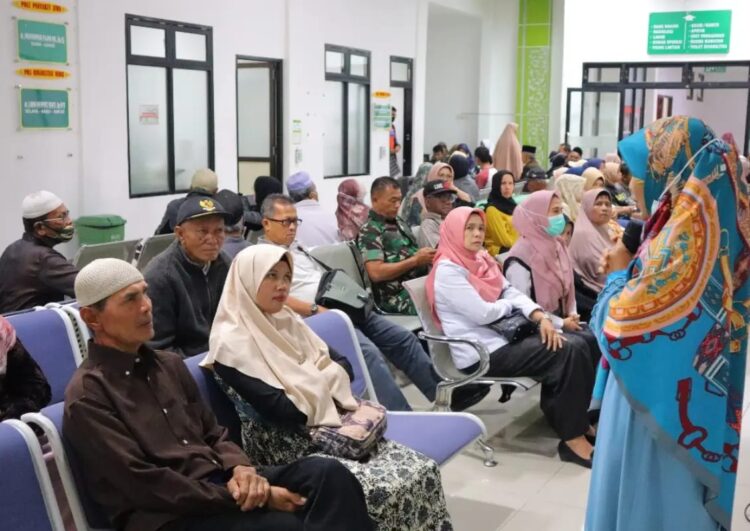 BAGIKAN MASKER— Rumah Sakit Umum Daerah (RSUD) Padang Panjang bagikan masker dan memberikan edukasi dampak erupsi Gunung Marapi.