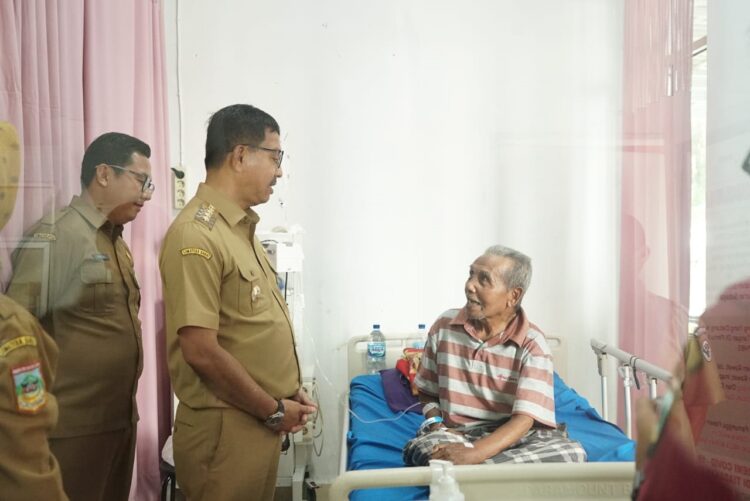 DIALOG—Bupati Solok Selatan Khairunas saat dialog dengan seorang pasien.