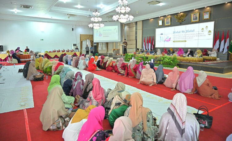 HALAL BIHALAL—  Gubernur Sumbar, Mahyeldi Ansharullah saat menghadiri Halal Bihalal Gubernur dengan Organisasi Wanita se-Sumbar, Sabtu (27/4) di Auditorium Gubernuran.