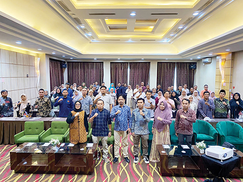 Bawaslu Evaluasi Tata Kerja dan Pola Hubungan Panwascam 1 poto bersama--Ketua Bawaslu Yoriza Asra poto bersama Komisioner Bawaslu Ismet Aljannata dan Davit Alexsander serta Koordinator sekretariat Bawaslu.