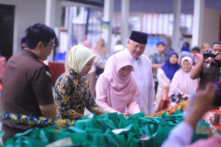 BAZAR—Wali Kota Solok, Zul Elfian Umar, Kepala Kejaksaan Negeri Solok, Andi Metrawijaya, Ketua TP PKK Kota Solok, Ny.Zulmiyetti Zul Elfian Umar, Ketua Ikatan Adhyaksa Dharmakarini (IAD) tinjau bazar.