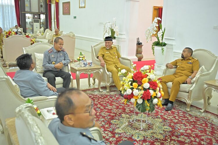 Gubernur Mahyeldi Sambut Kunjungan Kakanwil Kemenkum HAM Sumbar yang Baru, Berharap Sinergitas Terus Meningkat 1 KUNJUNGAN KAKANWIL— Gubernur Mahyeldi menerima kunjungan silaturahmi Kepala Kanwil Kementerian Hukum dan HAM (Kakanwil Kemenkumham) Sumbar yang baru, Amrizal, bersama jajaran di Istana Gubernuran, Selasa (16/4).