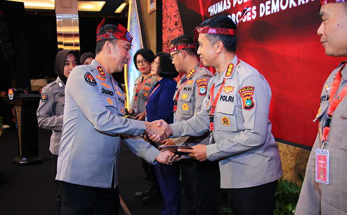 BERIKAN PENGHARGAAN— Kadiv Humas Polri Irjen Sandi Nugroho memberikan penghargaan kepada tujuh anggota Humas Polri.