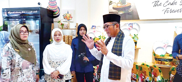 SIDAK PARSEL— Wali Kota Padang Hendri Septa beserta Dinas Kesehatan, Dinas Perdagangan, dan BBPOM melakukan sidak ke sejumlah swalayan yang menyediakan paket parsel lebaran, Sabtu (30/3). Tim menemukan satu minuman kemasan yang terindikasi sudah kedaluwarsa