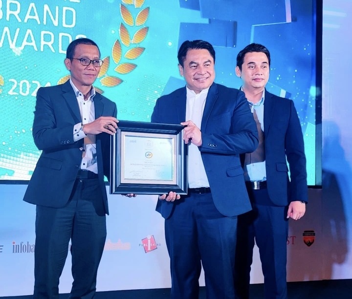 Ollin by Nagari Raih The 2nd Best Mobile Banking Infobank Award 1 Pemimpin Divisi Teknologi dan Digitalisasi Bank Nagari Hardi Putra menerima penghargaan dari Chairman Infobank untuk Bank Nagari.