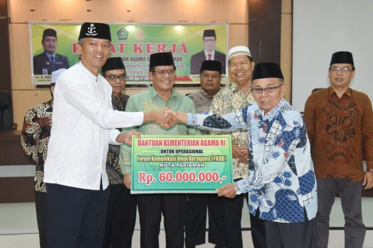Buahkan Keputusan Komitmen, Pj Walikota Roberia Buka Rakor Kemenang 1 BANTUAN—Kepala Kantor Kemenag Kota Pariaman, Rinalfi menyerahkan Bantuan Kementerian Agama RI untuk operasional FKUB Kota Pariaman sebesar Rp. 60 Juta, serta Bantuan Kementerian Agama RI untuk operasional LPTQ Kota Pariaman sebesar Rp. 10 Juta.