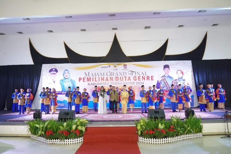 Buka Grand Final Duta GenRe 2024, “Remaja Harus Siap Jadi Figur Berkualitas Menyambut Indonesia Emas 2045” 1 BERSAMA—Terlihat pada Duta GenRe foto bersama Bupati Tanahdatar Eka Putra.