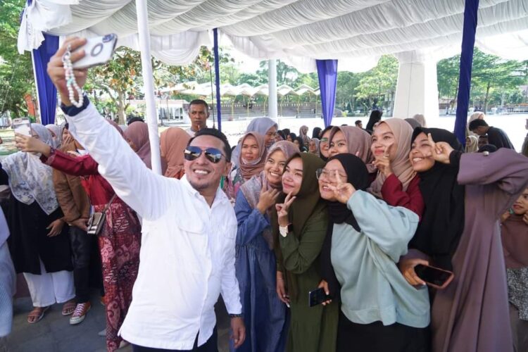 FOTO BERSAMA— Eka Putra foto bersama emak-emak usai membuka secara resmi Tanah Datar Ramadhan Fair yang digelar di Lapangan Cindua Mato, Batusangkar, Jumat (29/3) yang lalu.