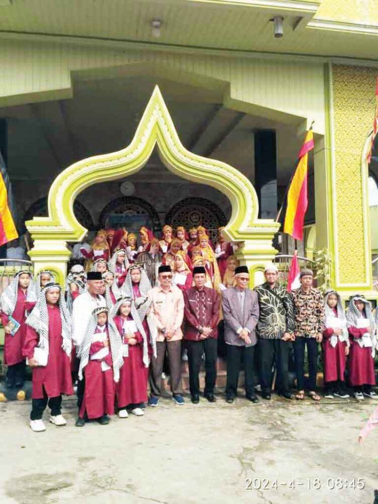 Yunilson: Khatam Awal untuk Mengamalkan Al-Qur’an 1 PAWAI TA’ARUF— Kepala Dinas Sosial Agam, Yunilson melepas peserta pawai ta’aruf Khatam Al-Qur’an, di Masjid Jami’ Pasia, Kecamatan Ampek Angkek, Kamis (18/4).