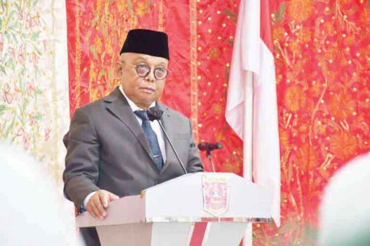 Pimpin Sertijab Camat Matur, Bupati Minta Camat Kembangkan Potensi Wilayah 1 SERTIJAB— Sekda Agam Edi Busti saat memimpin serahterima jabatan Camat Matur, di aula Kantor Camat Matur, Senin (1/4).