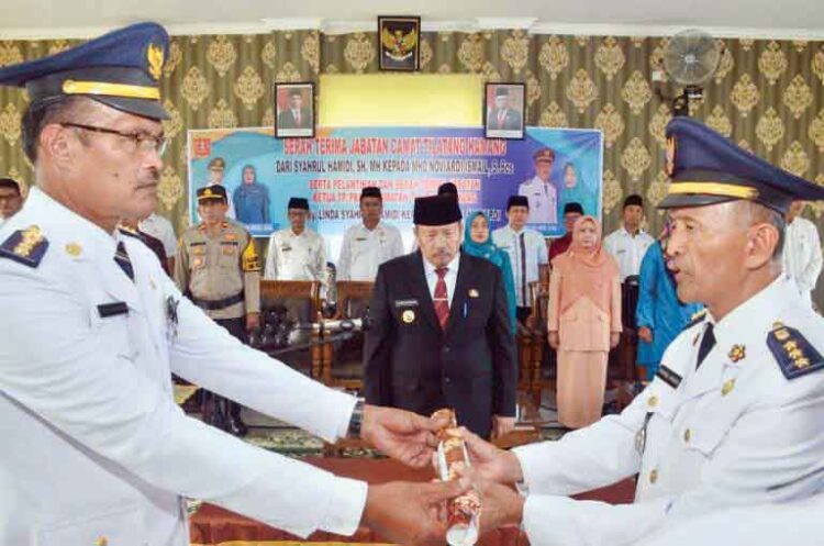 SERAH TERIMA JABATAN— Bupati Agam Andri Warman  melakukan serah terima jabatan camat dan Ketua TP PKK Kecamatan Tilatang Kamang, Rabu (3/4).