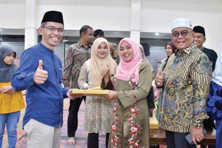 Buka Bersama dengan Camat dan Walinagari, Wujud Kebersamaan Pemkab Agam dengan Masyarakat 1 BUKA BERSAMA— Sekda Agam, Edi Busti, bersama Ketua TP. PKK Kabupaten Agam, Ny Yenni Andri Warman berbuka puasa bersama (bukber) dengan Camat dan Walinagari se-kabupaten Agam, di Balairung Rumah Dinas Bupati Agam, Lubuk Basung, Minggu (31/3).