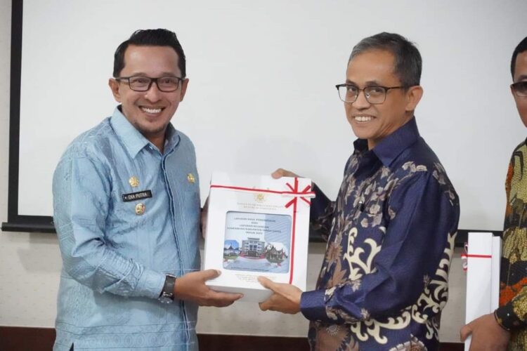 TERIMA WTP— Bupati Eka Putra terima piagam penghargaan WTP 12 kali tanpa putus dari BPK RI Perwakilan Sumbar.