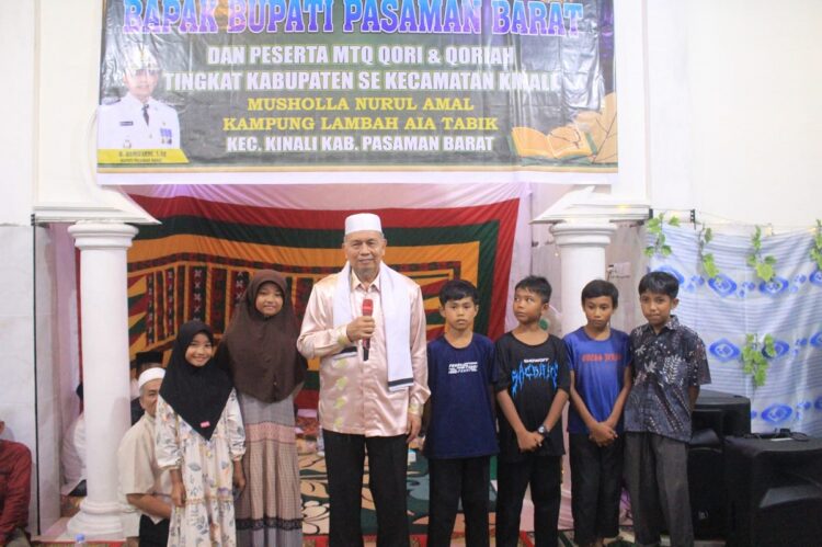 Bupati Hamsuardi Sebut Lomba MTQ, Evaluasi Program Unggulan Magrib Mengaji dan Tahfidz Alquran 1 FOTO BERSAMA—Bupati Pasaman Barat Hamsuardi bersamas peserta usia membika acara.