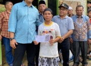 Bupati Sijunjung Kembalikan Senyum Korban Bencana Tanah Longsor